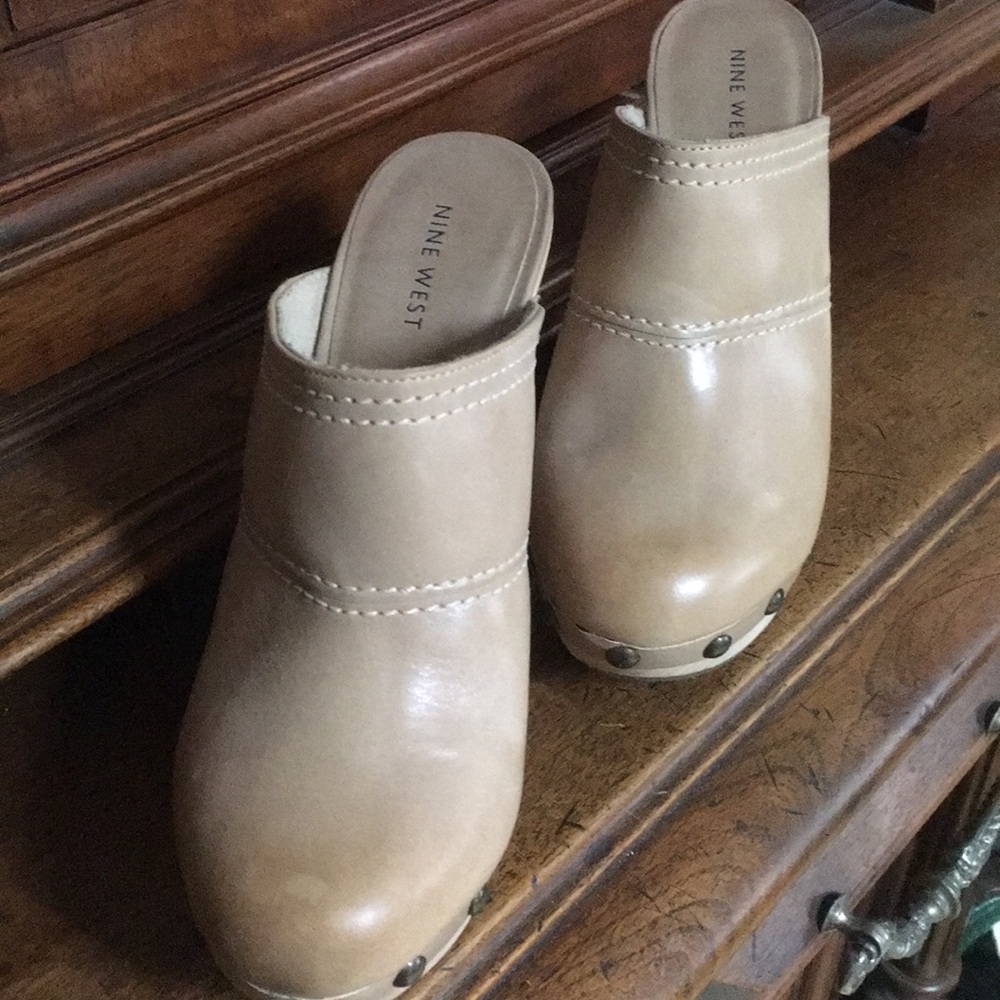 AMAZING Nine West tan leather clogs